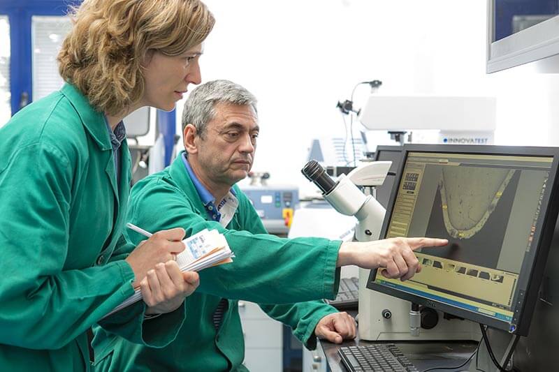 Empleada de Laneko trabajando en su laboratorio